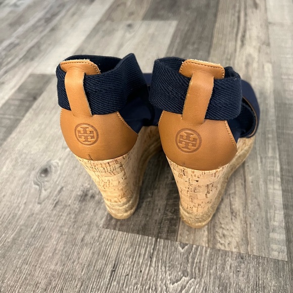 Tory Burch navy Peep- toe cork wedges - Picture 4 of 6